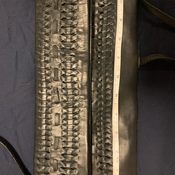 Black detailed magnet close cross body bag - Picture 3 of 6